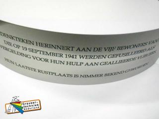 Gedenkteken rvs gegraveerd en rond gewalst